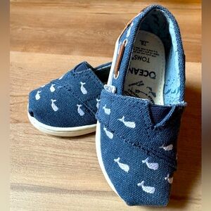 TOMS Oceana Whale Denim Blue White Toddler 6 Bimini Boat Sneakers Shoes Velcro